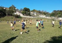 Projeto incentiva a prática esportiva e atende cerca de 40 crianças em comunidade de Conselheiro Lafaiete.