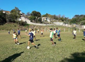 Projeto incentiva a prática esportiva e atende cerca de 40 crianças em comunidade de Conselheiro Lafaiete.