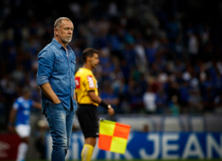 Mano Menezes pede demissão e deixa comando do clube após três anos Mano Menezes