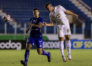 Com dois a menos em campo, Cruzeiro é derrotado pelo Confiança na estreia do Brasileiro da Série B